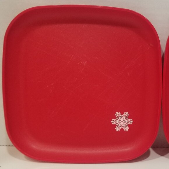 Tupperware Red Snowflake Plates and Mugs (4 pieces total), GUC - EUC - Picture 13 of 14